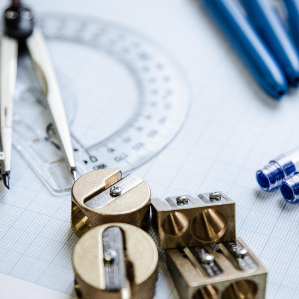 Instruments de traçage pour écoliers ou étudiants en arts appliqués