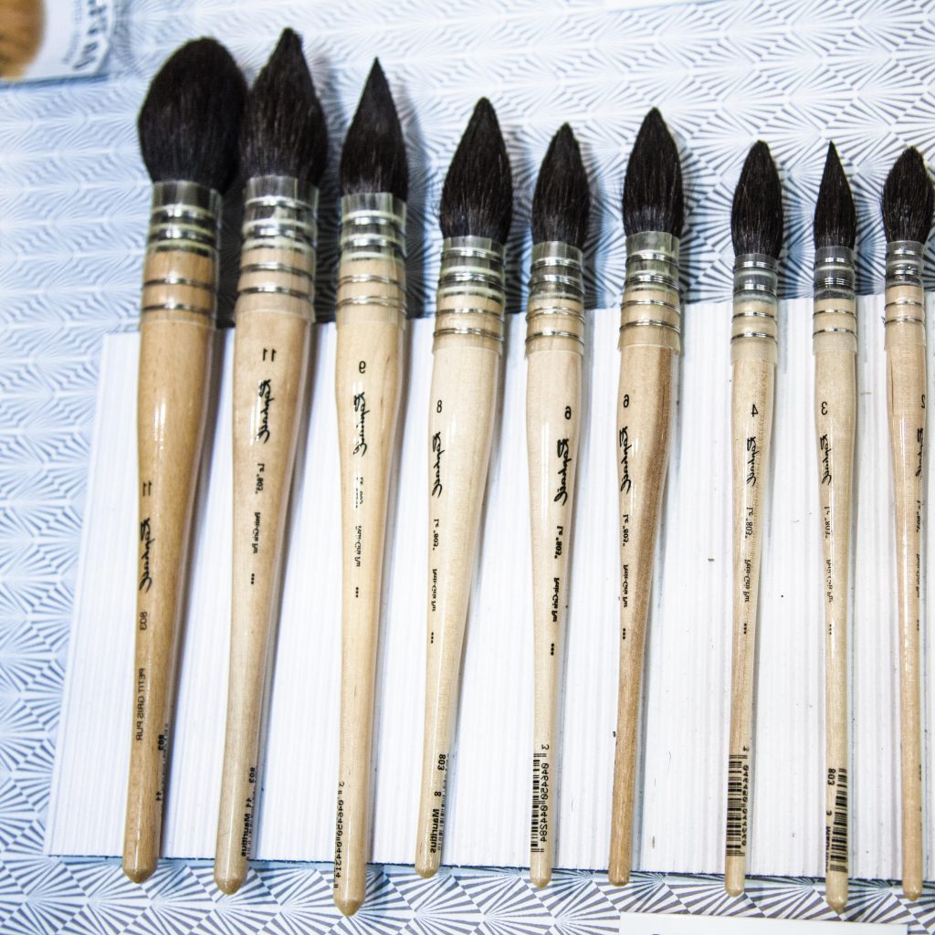 Pinceaux montés plume petit gris, recommandés pour les techniques humides